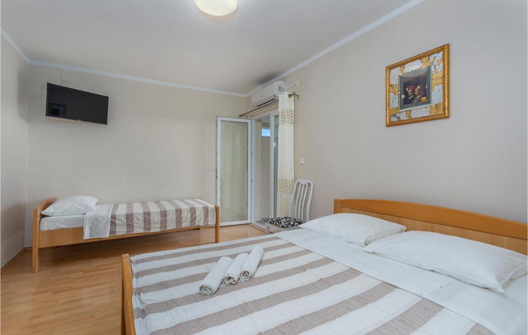 2 Bedroom Beautiful Apartment In Pinezici Pinezići Exterior foto